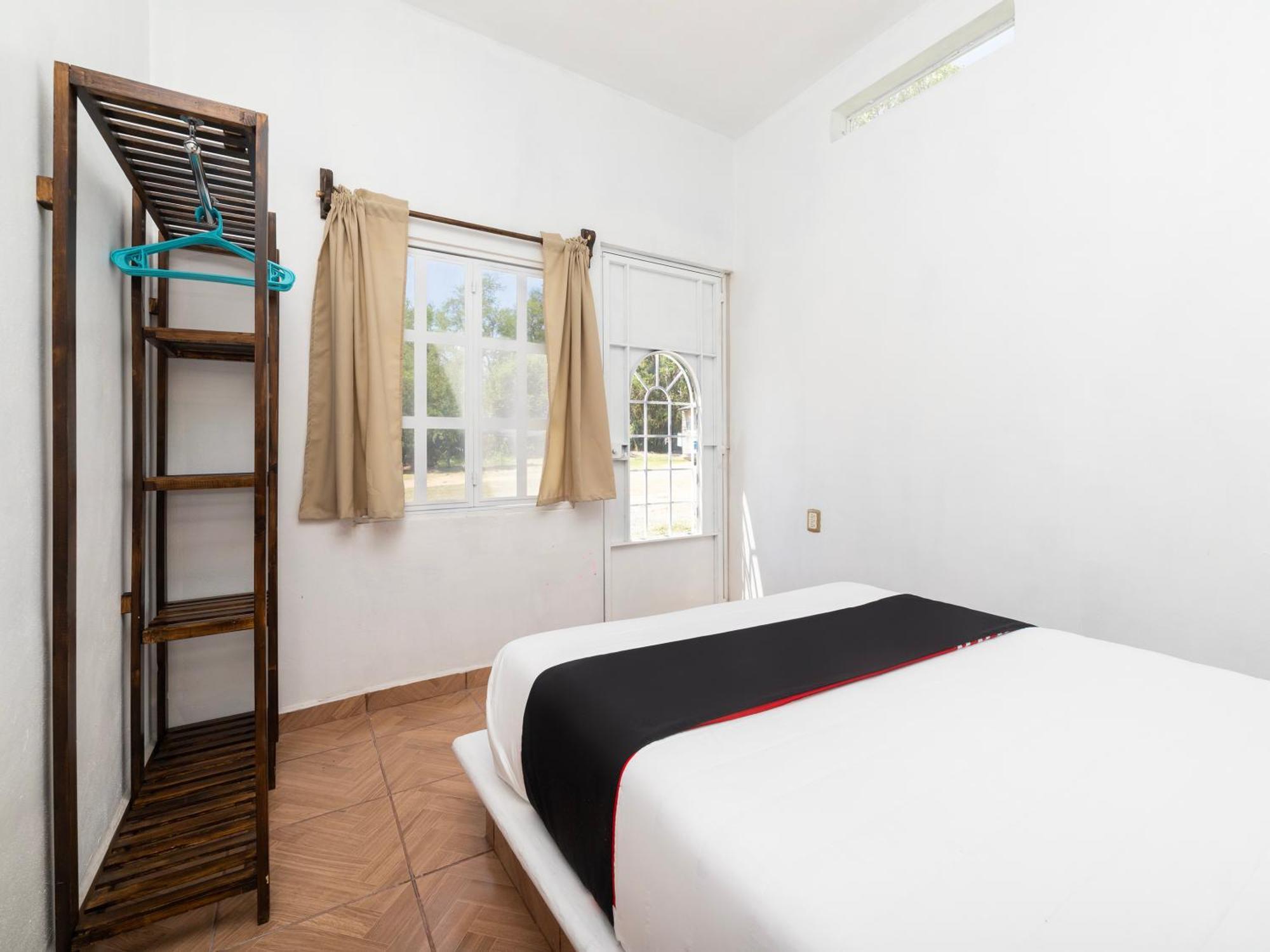 Hotel El Paraiso, El Rollo 3*